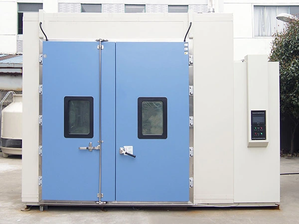 How can LIB control the temperature fluctuation of a walk-in temperature chamber  to ±0.5 ° C?